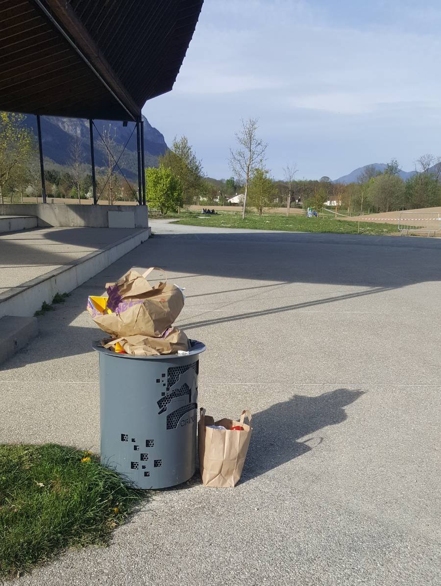Poubelle qui déborde au parc JCP